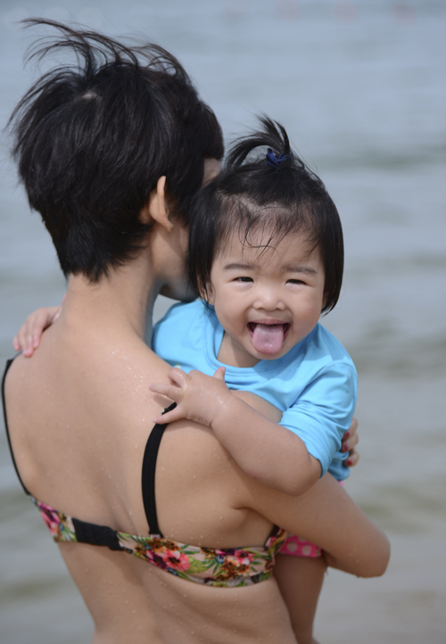 Mẹ con Xuân Lan vừa có chuyến đi Phú Quốc dự lễ trao giải 'Ngôi sao của năm 2014'. Nhân dịp này, siêu mẫu thực hiện bộ ảnh kỷ niệm bên bờ biển cùng công chúa nhỏ.