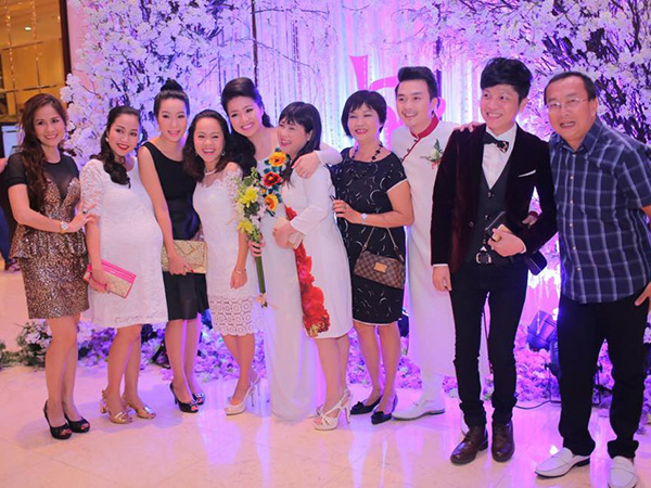 Rất đông nghệ sĩ đã tới đám cưới chúc mừng Lê Khánh và Tuấn Khải.