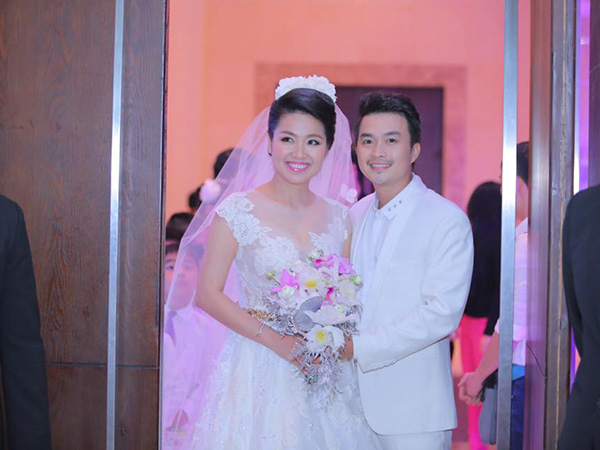 Sau lễ rước dâu vào ngày 27/12, Lê Khánh đã tổ chức đám cưới vào ngày 31/12/2014.