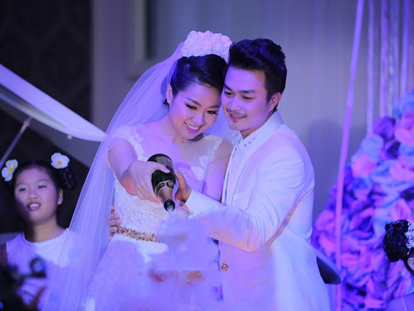 Lê Khánh cùng chồng cắt bánh cưới.