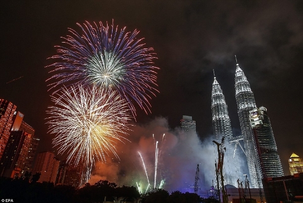 Pháo hoa bung nở trên tòa tháp đôi Petronas, Kuala Lumpua, Malaysia.