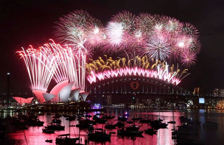 Pháo hoa soi sáng cầu cảng Sydney ở Australia. Úc và New Zealand là hai quốc gia đầu tiên được chào đón năm 2015.