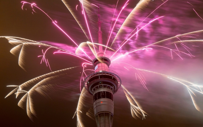 Pháo hoa rực sáng trên đỉnh tháp Sky Tower, chào đón Năm Mới ở Auckland, New Zealand.