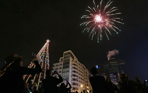Người dân thích thú ngắm pháo hoa trên bầu trời Beirut, Thổ Nhĩ Kỳ.
