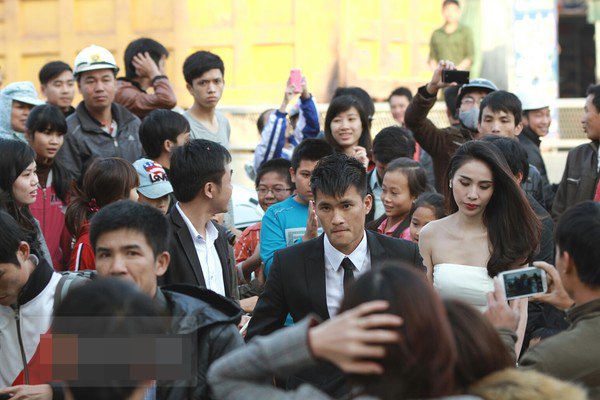 Thủy Tiên và Công Vinh giữa phóng viên, người hâm mộ và người thân, bạn bè trong đám cưới.