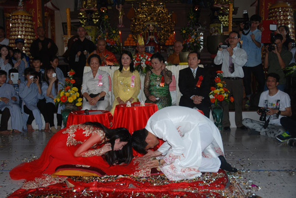 Những công việc liên tục trong hai lễ cưới, chạy show khiến Thủy Tiên mệt mỏi trong tiệc cưới vào buổi chiều.