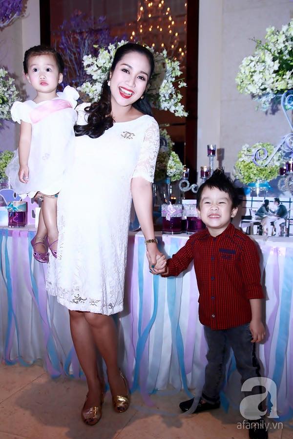 Mẹ con Ốc Thanh Vân đi dự đám cưới Lê Khánh.