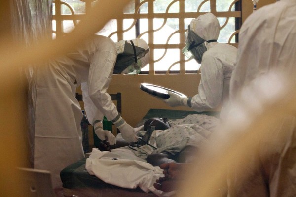 Hơn 7.800 người trên toàn cầu đã tử vong vì đại dịch Ebola.