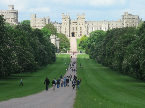 Lâu đài Windsor nguy nga tráng lệ nằm bên dòng sông Thames thơ mộng và hiền hòa. Du khách đến xứ sở sương mù đều mong muốn được chiêm ngưỡng tòa lâu đài, vốn là chốn nghỉ ngơi ưa thích của Nữ hoàng Anh.