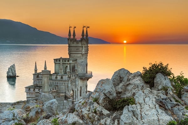 Được xây dựng vào năm 1912 theo kiến trúc tân Gothic, lâu đài Tổ yến tọa lạc trên một mỏm đá cách mực nước biển 40 mét ở khu vực Biển Đen gần Yalta, phía Nam Ukraine. Hiện nó trở thành một nhà hàng Ý rực rỡ bên bờ biển.