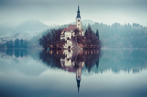 Lâu đài Bled là lâu đài cổ nhất của Slovenia, tọa lạc bên hồ Bled. Tòa lâu đài ngàn năm tuổi này từng là nơi hội họp của nhiều tướng lĩnh, chính trị gia nổi tiếng của vùng.