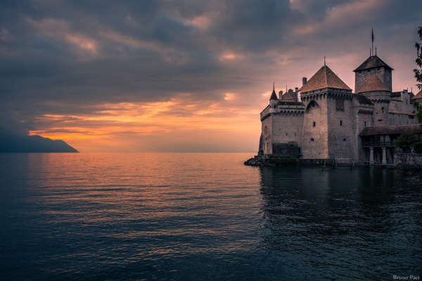 Lâu đài Chillion là điểm du lịch nổi tiếng của Thụy Sĩ, với hơn 300.000 du khách đến tham quan mỗi năm. Nằm ở bờ hồ Geneva thơ mộng, lâu đài ngàn năm tuổi này bao gồm 25 tòa nhà nhỏ được xây nối lại với nhau.