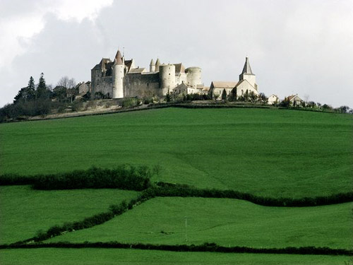 Lâu đài Burgundy và là nhà thờ hoàng gia tọa lạc trên một cánh đồng ở Côte-d’Or, cách 50km từ vùng Bourgogne (Burgundy), Pháp. Vùng Côte-d’Or là nơi sản xuất ra những loại rượu vang trứ danh nhất nước Pháp và thế giới.