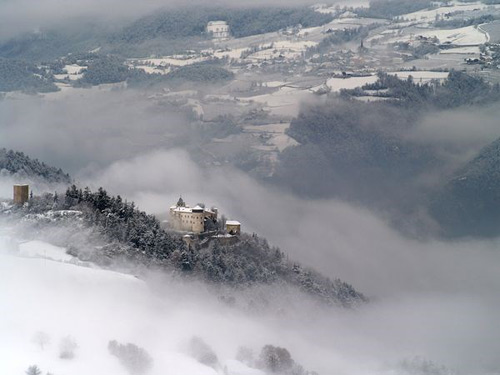 Presule vào mùa đông chìm trong khung cảnh lãng mạn với tuyết và sương mù dày đặc, trông như một lâu đài cổ tích. Lâu đài này tọa lạc ở nam Tirol, Italy.