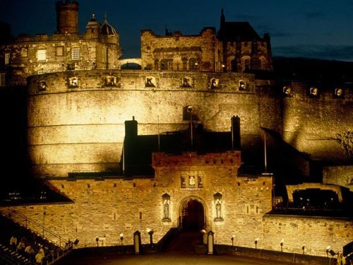 Trong ảnh là ánh sáng soi rõ bóng lâu đài Edinburgh của Scotland. Lâu đài được xây dựng trên miệng một ngọn núi lửa không còn hoạt động.