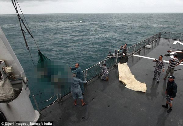 Một thi thể được kéo lên trên Tàu KRI Sultan Hasanuddin-366 của lực lượng cứu hộ.