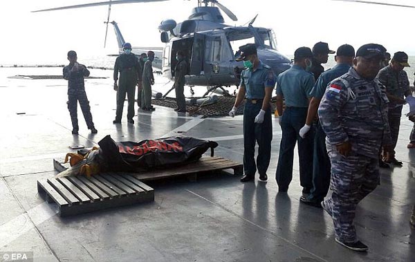 AirAsia cho biết, một số gia đình đã mất nhiều người thân cùng một lúc trên chuyến bay QZ8501 muốn đợi để nhận tất cả thi thể và tổ chức an táng một lượt.
