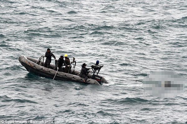 Theo Dailly Mail, các lực lượng cứu hộ vừa trục vớt được 2 thi thể nạn nhận QZ8501 từ đại dương, nâng tổng số thi thể được tìm kiếm lên là 16 người.