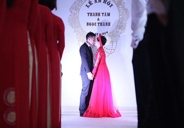 Hot girl Hà thành diện áo dài đỏ rực rỡ, sóng đôi bên chồng tương lai.