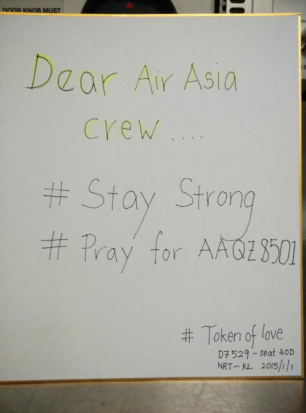 Một hành khách sử dụng dịch vụ của AirAsia gửi lời nhắn động viên các phi công và nhân viên của hãng: 'Hãy mạnh mẽ và cùng cầu nguyện cho chuyến bay QZ8501. Hành khách ghế 40D, chuyến bay D7529 ngày 1/1/2015'.