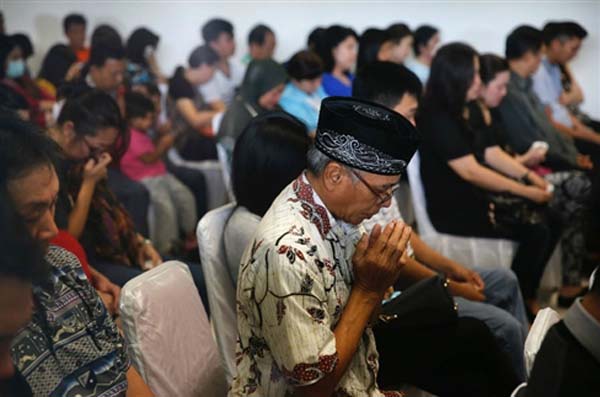 Trước đó, những người thân của hành khách trên chuyến bay định mệnh QZ8501 không ngừng cầu nguyện và hi vọng kỳ tích xảy ra.