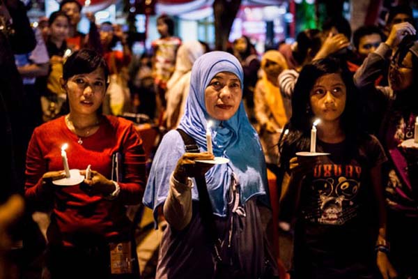Tất cả lễ đón năm mới ở Đông Java (Indonesia) đã bị hủy bỏ. Thay vào đó, người dân ở nhiều nơi tổ chức cầu nguyện cho các hành khách xấu số trên chuyến bay QZ8501.