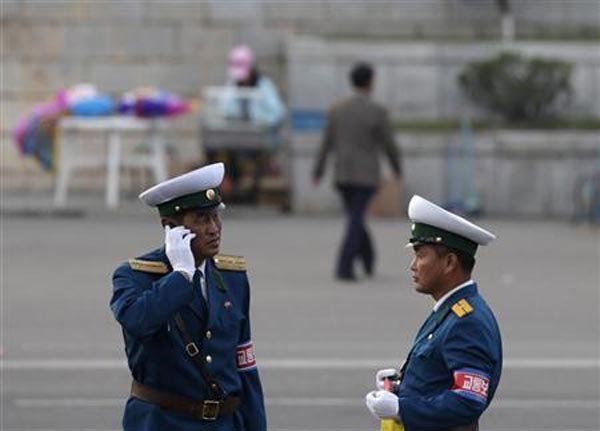 Nhân viên an ninh đang nghe điện thoại giữa quảng trưởng ở Bình Nhưỡng.