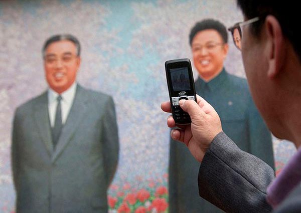 Sử dụng máy ảnh trên điện thoại để lưu những sự kiện trong cuộc sống là thói quen của nhiều người Triều Tiên.