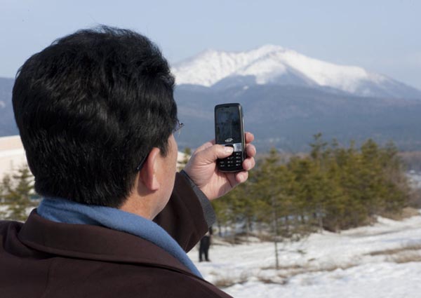 Càng ngày người dân Triều Tiên càng thích sử dụng điện thoại di động mọi lúc mọi nơi.