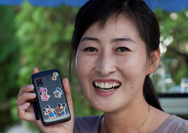 Điện thoại di động là khá đắt đỏ ở Triều Tiên và nó trở thành món quà đính hôn được ưa chuộng ở quốc gia này.