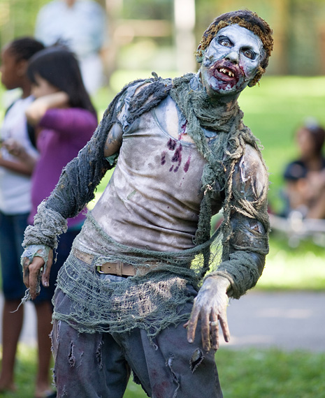 Bộ dạng của một zombie do fan hóa trang.