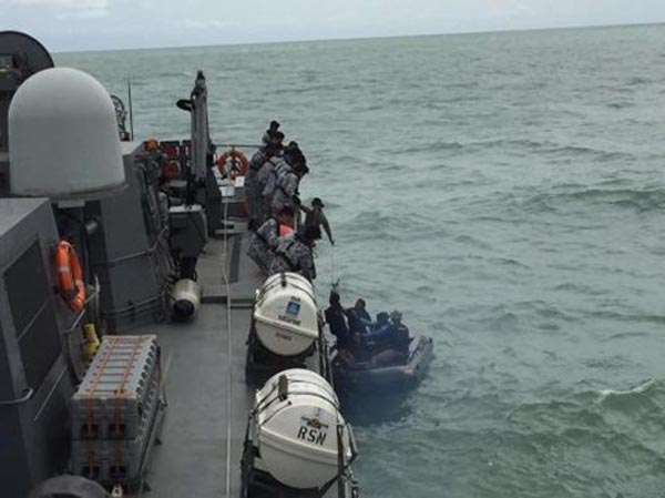 Các đội tìm kiếm phải đương đầu với những đợt sóng cao 4 m cùng gió mạnh 40 tới 60 km/h, Abdul Aziz Jaafar, tư lệnh Hải quân Malaysia thông báo.