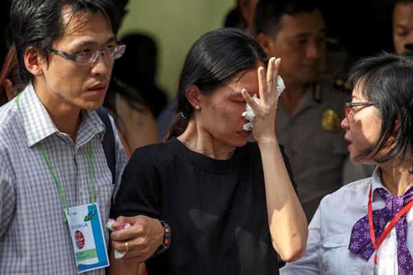 Thân nhân của Grayson Herbert Linaksita khóc khi nhận thi thể em tại Bệnh viện Bhayankara ở thành phố Surabaya.