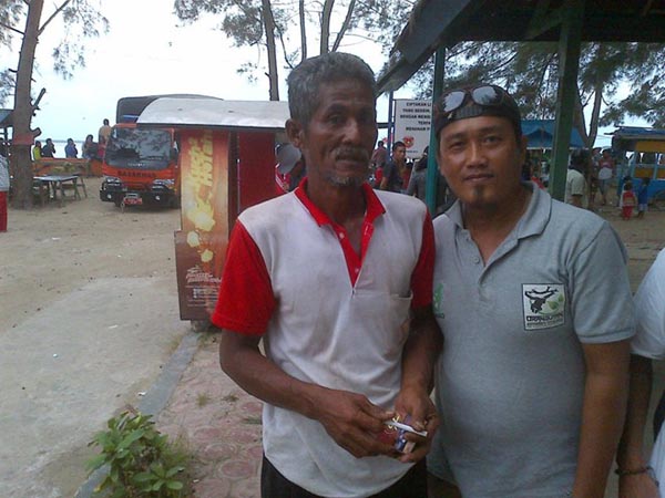 Pendi, một ngư dân Indonesia, thấy một phi cơ bay rất thấp vào ngày 28/12 - hôm chuyến bay QZ8501 mất tích. Khi đó ông đang ngồi trên mái nhà. Hiện tại Pendi đã tới thủ đô Jakarta để hỗ trợ các nhà điều tra thảm kịch QZ8501.