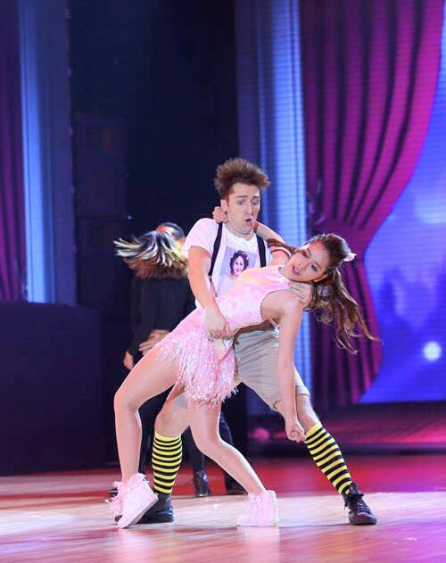 Chi Pu nhảy sung trong chương trình Bước nhảy hoàn vũ.