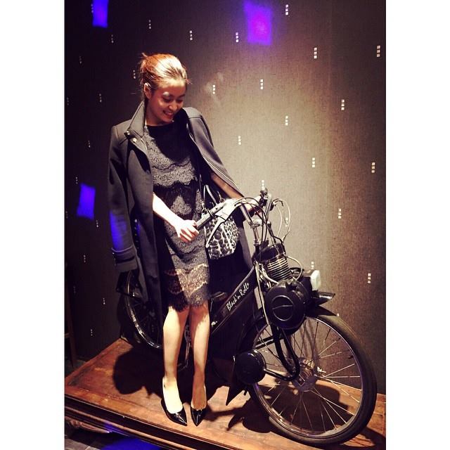 Hoàng Thùy Linh muốn đi xe đạp cổ.