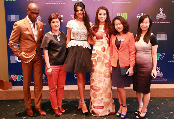 Ivian xinh đẹp bên các khách mời trong buổi họp báo của Hoa hậu Thế giới.