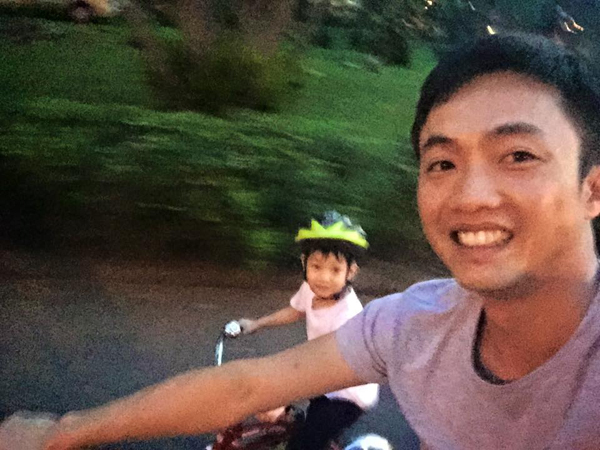 Doanh nhân Quốc Cường tận hưởng những phút giây vui vẻ khi đạp xe cùng con trai Subeo.
