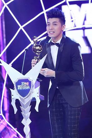 Noo Phước Thịnh đạt giải ca khúc đứng đầu nhiều tuần nhất trên bảng xếp hạng cho bài hát: Gạt Đi Nước Mắt.