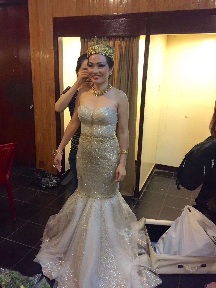 Phương Thanh với phong cách nàng tiên cá trước khi lê sân khấu biểu diễn trong lễ trao giải Zing Music Awards 2014.