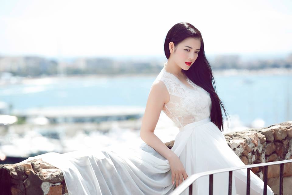 Lý Nhã Kỳ đẹp dịu dàng trong chiếc váy trắng bên bờ biển.