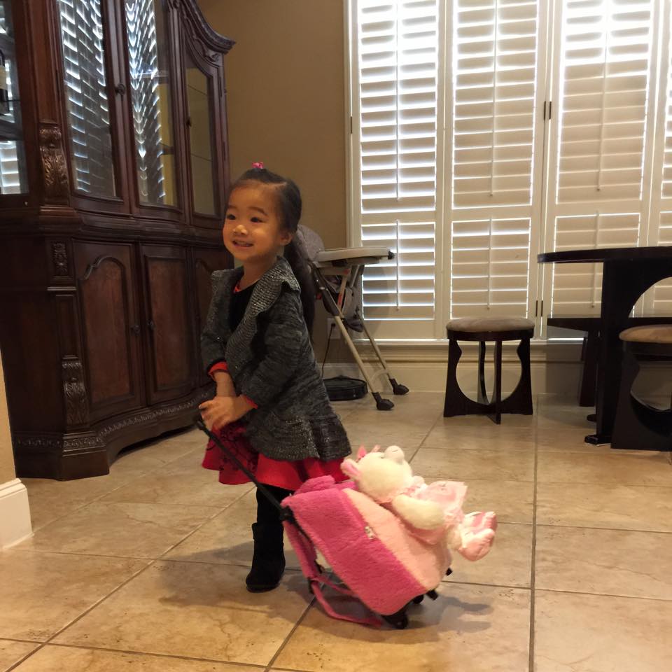 Hồng Ngọc diện quần áo điệu đà cho con gái trước khi đi học.