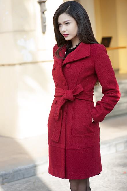 Sắc đỏ luôn được xem là gam màu ấm áp cho mùa đông. Nên Trương Quỳnh Anh mix trang phục chủ yếu với gam màu đỏ rực rỡ này.
