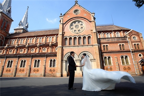 Giống như Nhà thờ lớn ở Hà Nội, Nhà thờ Đức Bà của TP HCM cũng thu hút không ít các đôi uyên ương tới chụp ảnh cưới.