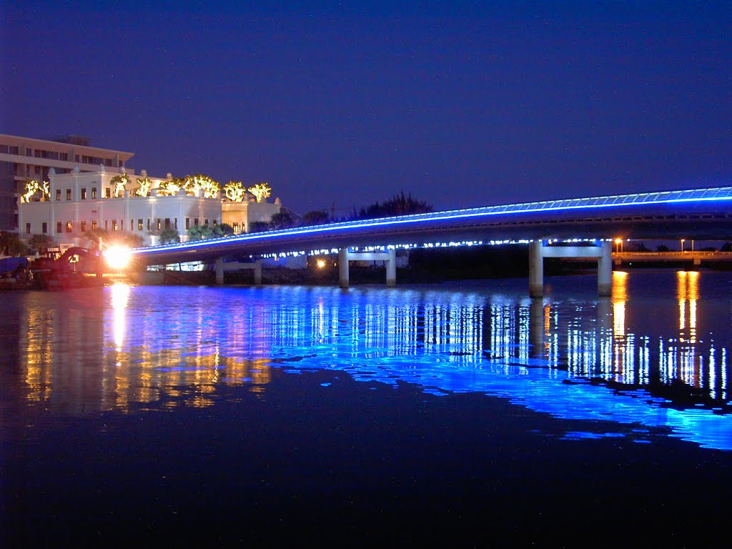 Cây cầu Ánh Sao nằm ở Quận 7 với thành cầu được uốn cong, tạo nên hình dáng đẹp khi lên ảnh.