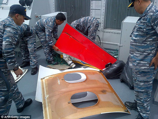 Việc tìm kiếm và trục vớt các mảnh vỡ của chiếc máy bay QZ8501 vẫn tiếp tục.
