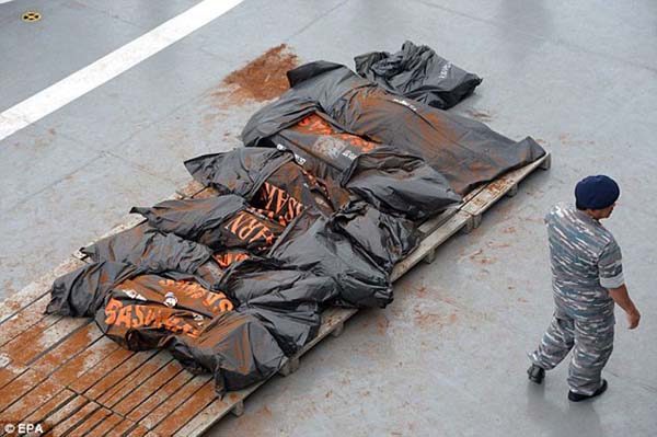 Thi thể của các nạn nhân được bảo quản bên trong túi đựng xác, đưa lên tàu hải quân KRI Banda Aceh của Indonesia.