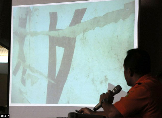 ông Bambang Soelitsyo, phụ trách cơ quan tìm kiếm và cứu hộ Indonesia, khẳng định đội tìm kiếm đã tìm thấy đuôi của QZ8501 dưới đáy biển Java.