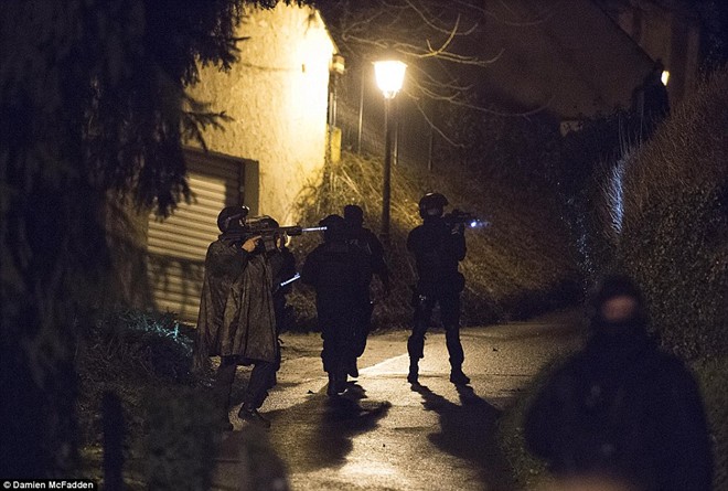 Trong khi cảnh sát Pháp đang truy lùng các nghi phạm khủng bố thì đài phát thanh của tổ chức Nhà nước Hồi giáo tự xưng IS lại ca ngợi vụ tấn công và tôn vinh 2 tay súng là “chiến binh thánh chiến dũng cảm”.