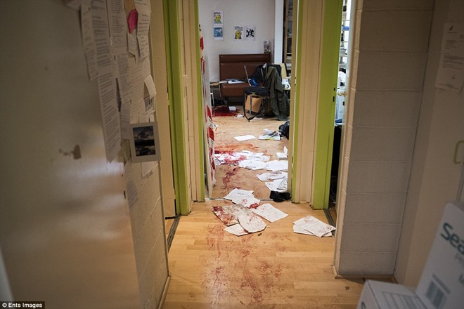 Hiện trường bên trong tòa soạn của tạp chí Charlie Hebdo. Máu bê bết, giấy tờ và đồ đạc lộn xộn trong phòng làm việc của các nhà báo. Vụ khủng bố khiến người dân Pháp chưa hết bàng hoàng.